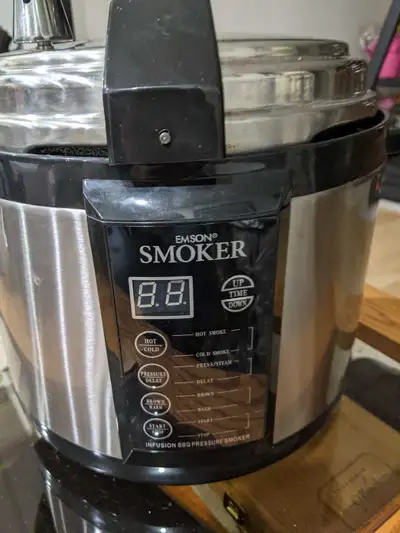 This brand new Emson Smoker is a versatile indoor pressure smoker and cooker featuring a 5-quart cap...