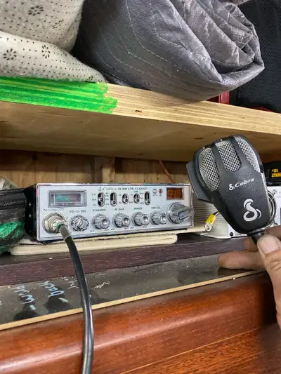 Comes with antenna works great took radio works great