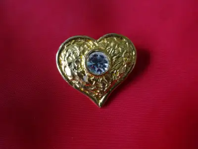 Édouard Rambaud designer broche en coeur Bijoux fantaisie vintage Edouard Rambaud Aujourd'hui, la ma...