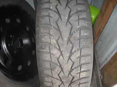 pneu d hiver toho 225/65R17 observe g3 glace avec 4 jantes et 4 tpms 1saison et demi etait sur une e...