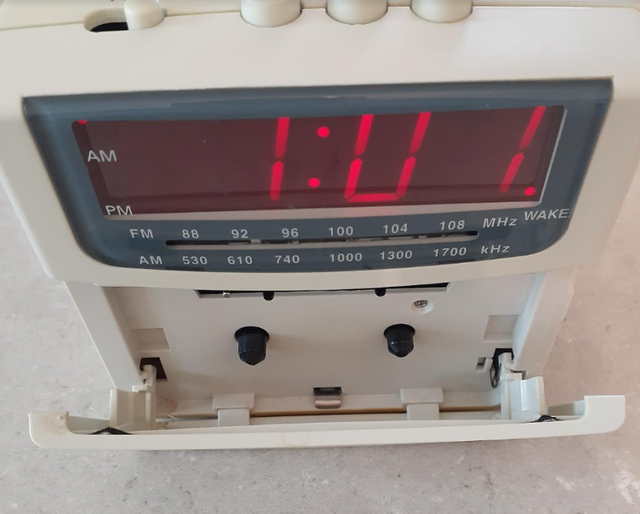 Vintage GE Cassette AM/FM Clock Radio Alarm Clock 7-4904A in General Electronics in Markham / York Region - Image 8