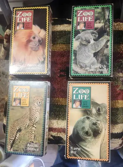 Relive your childhood with this set of four Zoo Life VHS tapes featuring Jack Hanna. These tapes are...