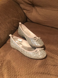 Girls silver glitter flat dress shoes 13