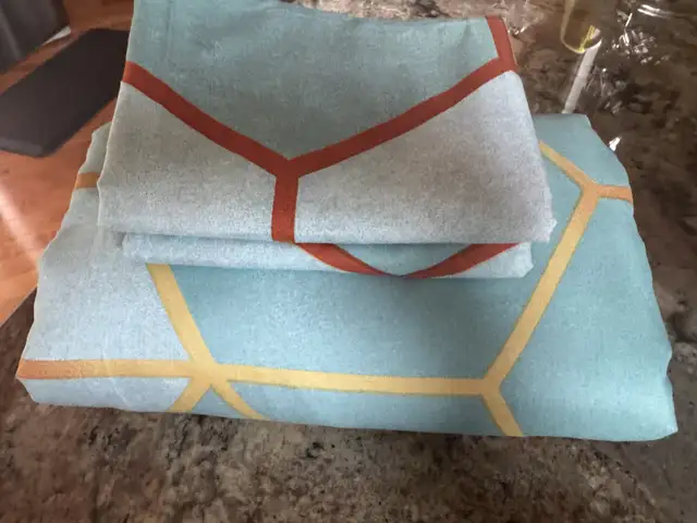  Queen Duvet cover set, geometric  in Bedding in Markham / York Region - Image 6