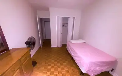 Room for Rent * Rent: $800/month. * Deposit: First and last month’s rent required. * Bathroom: Share...