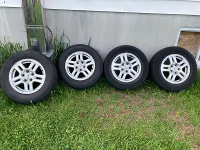 15pouces par 6pouces de large bolt pattern 5x114.3 fit plusieurs modeles honda/acura.Mags en bonne é...