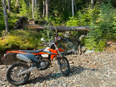 Up for sale is my street legal Ktm 500, it’s in great shape and only has 50 hours. Comes desmogged w...