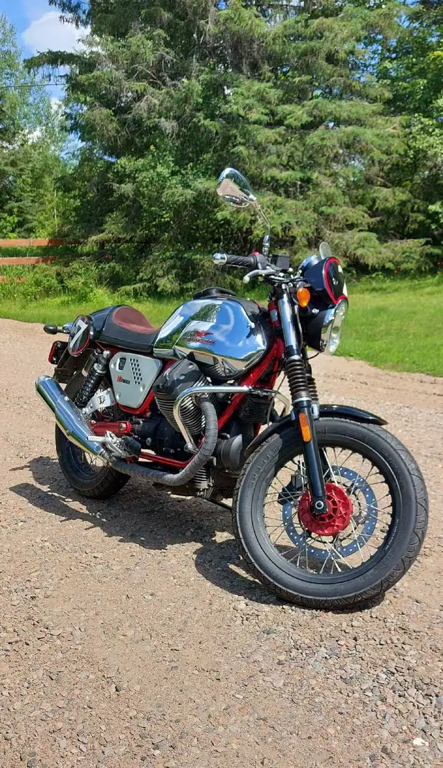 2013 Moto Guzzi V7 Racer Limited Edition in Street, Cruisers & Choppers in Trenton - Image 2