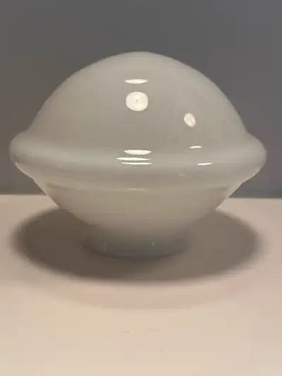 Dimensions: Diamètre: 6,5" Hauteur: 5", Diamètre à l'ouverture (col): 3" avec la bordure Joli petit...