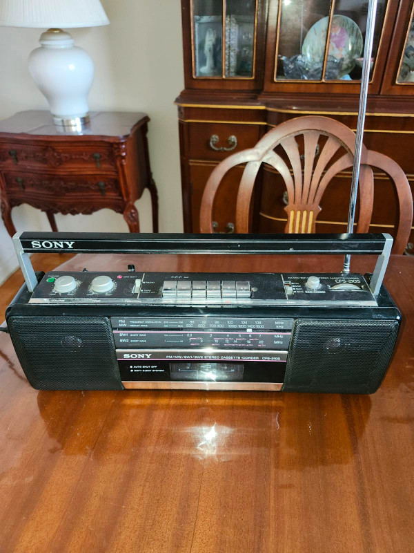 Sony Stereo FM/AM/Duo Short Wave Cassette Player Model CSF-2105. in Stereo Systems & Home Theatre in City of Toronto