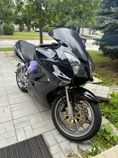 VFR 800cc VTec V4 in Great Condition. Maintenance on records, private sale. Just put over 2k into it...
