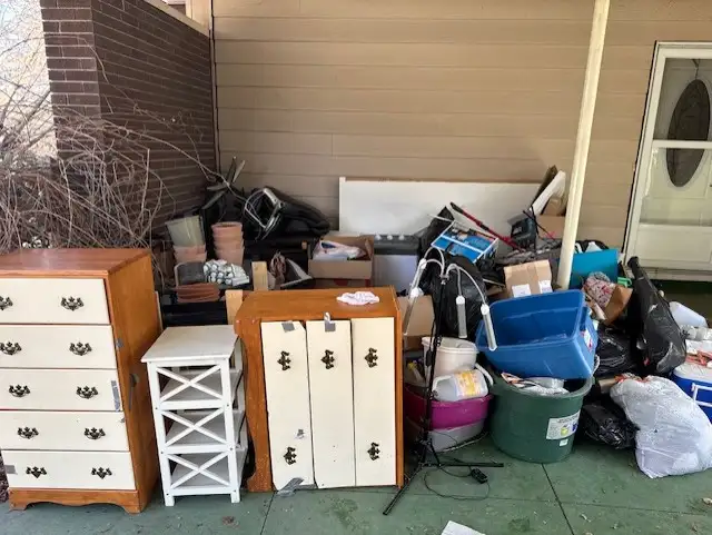 JUNK REMOVAL613 407-9500*NOW*+EASY/LOAD TRAILERS TEXT PH ROLAND62864357414146121