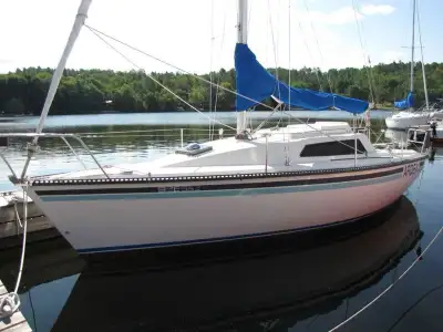 Well Equipped vessel with newer 9.9 Yamaha outboard >Jib and main sail are very good condition . Com...