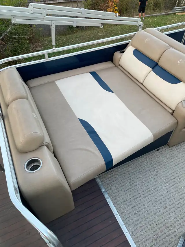 Pontoon for sale in Powerboats & Motorboats in Regina - Image 9
