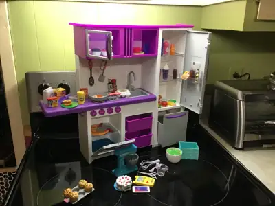 Cuisine jouet avec tous les accessoires prix 30.00 tél 418-722-4838 impecable.