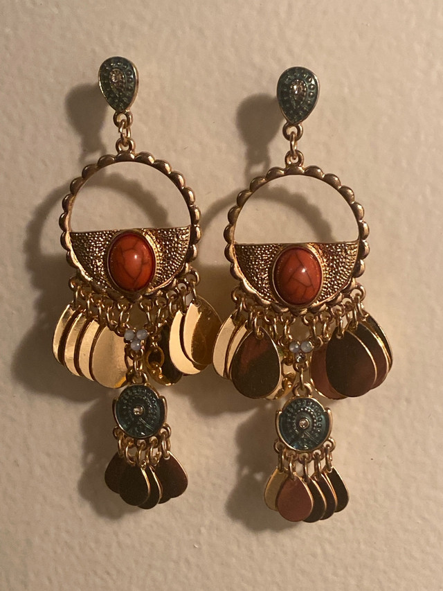 Chic earrings perfect condition  in Jewellery & Watches in Timmins - Image 3