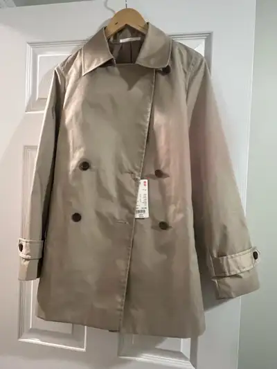 Uniqlo Trench Coat. Size : xs Brand new with price tag. Cash and pick up only.
