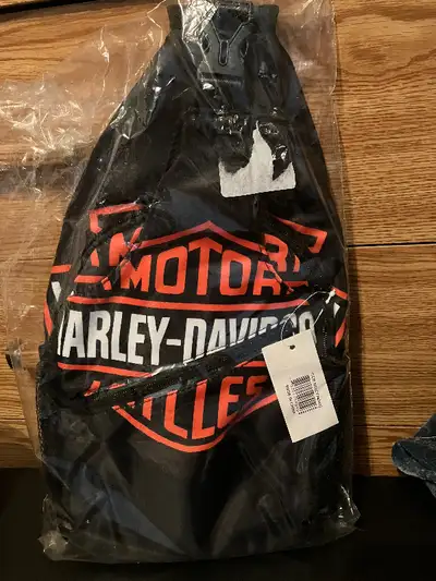 Sac Bandoulière État: Neuf Disponible: Harley Davidson Prix : 30$ Merci