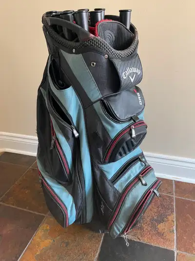 Sac de golf Callaway ORG 15. Noir et bleu/gris. 12 poches pour beaucoup de rangement.