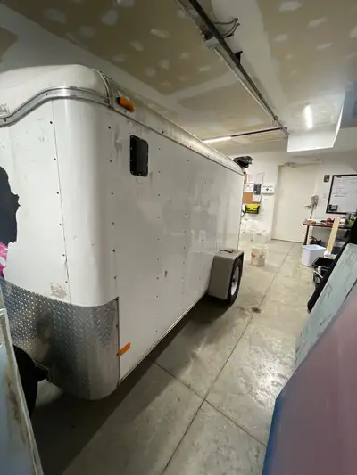 6x10 enclosed trailer In good condition. Please call or text 4163467784