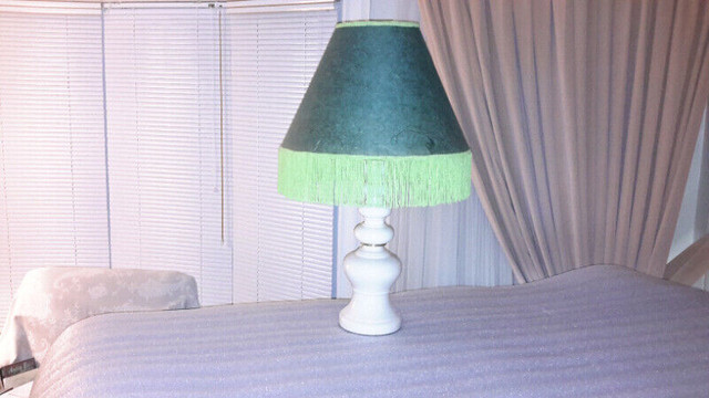 Lampe porcelaine de céramique blanche. in Indoor Lighting & Fans in West Island - Image 3