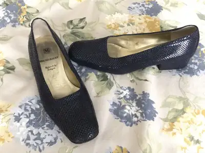 Designer pumps - Bruno Magli - size 6.5, View more