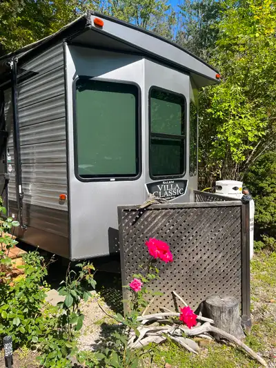 Selling a 2021 Salem RV, 1 bed, 1 bath. Sleeps 6 with large deck with everything included Already on...
