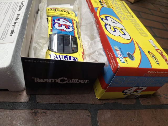 *RARE* 2006 Bobby Labonte Autographed Cheerios #43 in Arts & Collectibles in Brantford - Image 5