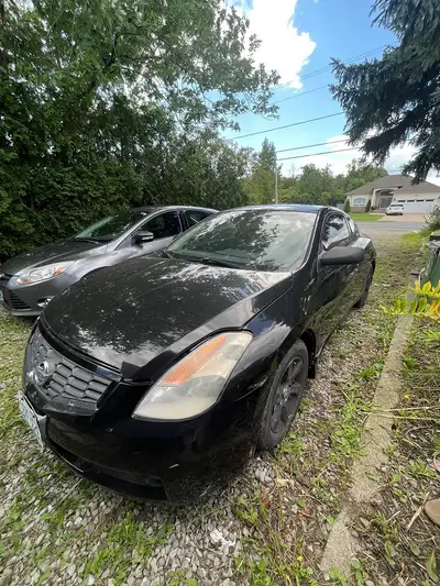 Low kms. Fully loaded with premium leather seats, power-adjustable driver's seat, heated front seats...