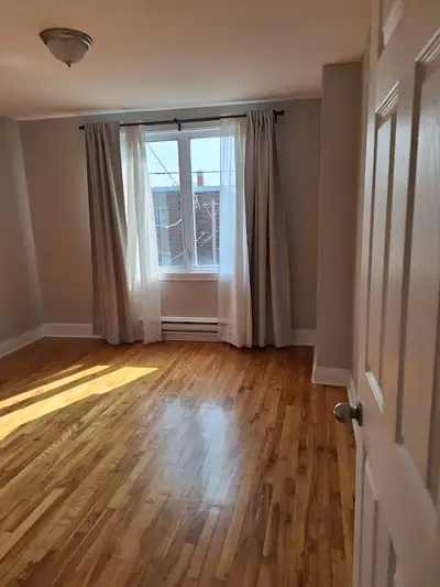 idéale pour une petite famille avec 2 enfants de 12 ans et plus 5 1/2 haut de duplex très ensoleillé...