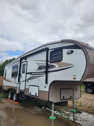 FOR SALE...2012 28' Cruiser 5th Wheel trailer..New 10 ply tires,2 new 30lb Propane tanks,new hot wat...