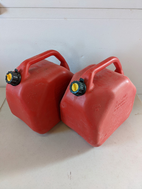 2 Sceptre 5.3 Gallon / 20L Gas Cans With Vented Spout Brand New in Other in Hamilton - Image 2