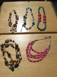 Lot de 5 colliers billes, pierre; 5 Stone, beads necklaces 5/10$