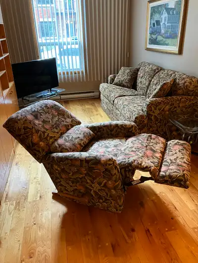 LA-Z-Boy sofa bed & recliner / divan lit et fauteuil inclinable, View more