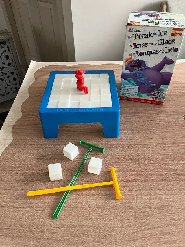 Jeu original Don't Break the Ice vintage  in Toys & Games in Longueuil / South Shore - Image 2