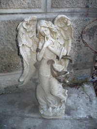 Statue d' Ange avec ailes déployées en composite