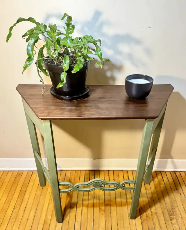 vintage table in Other Tables in City of Halifax - Image 2