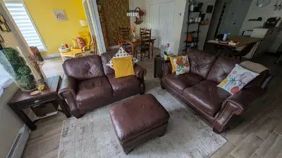 Deux (2) causeuses en cuir véritable à vendre. Style contemporain et mobilier classique capitonné. A...
