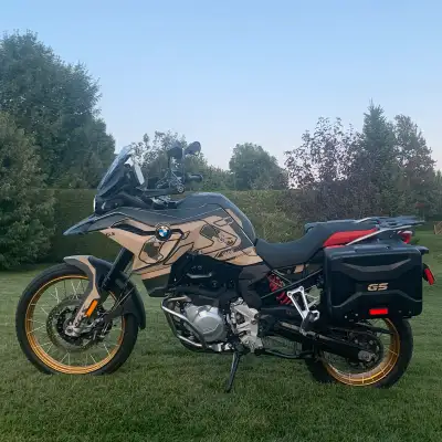8000 km, pneu neuf, toute équipée • Poignées chauffantes • Mode de conduite “Dynamic/Enduro • TPMS,...