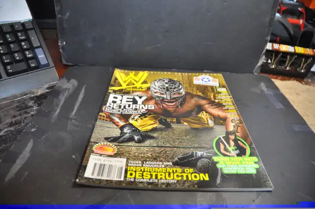 Wwe wrestling magazine program 2007 CHOOSE FROM THE LIST BELOW in Arts & Collectibles in Victoriaville - Image 4