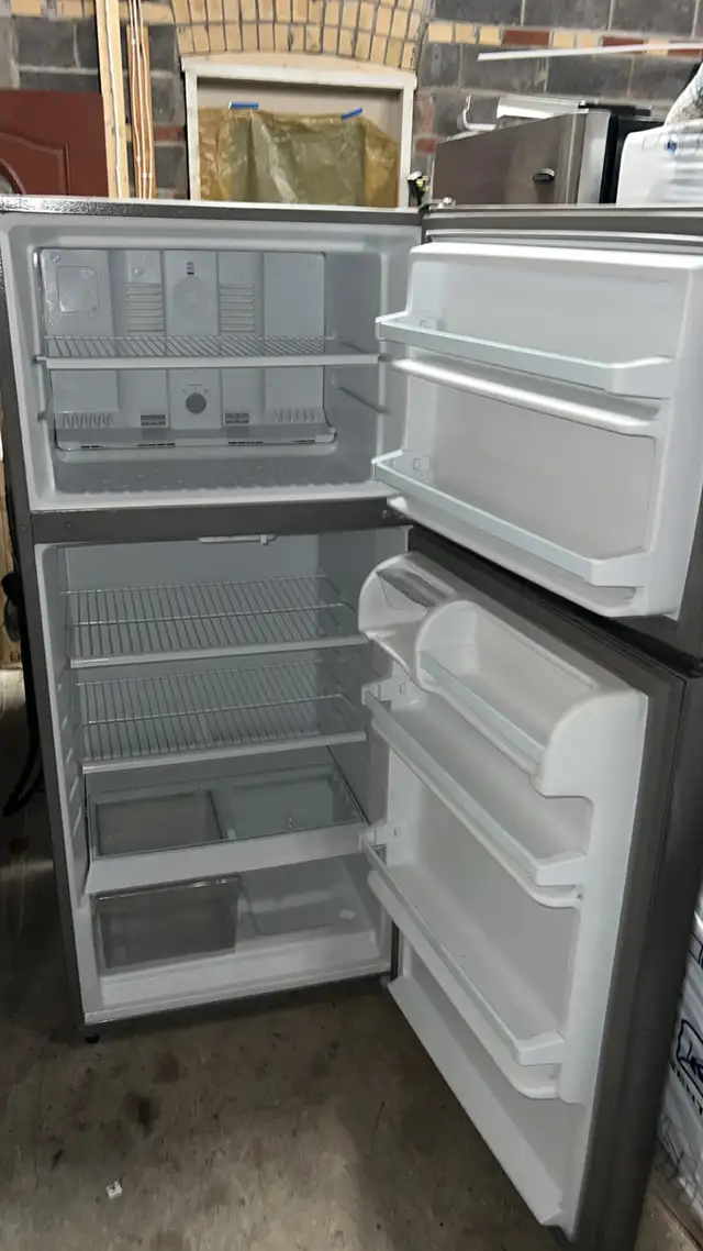 28” WHIRLPOOL FRIDGE EXCELLENT WORKING CONDITION62866660785155122