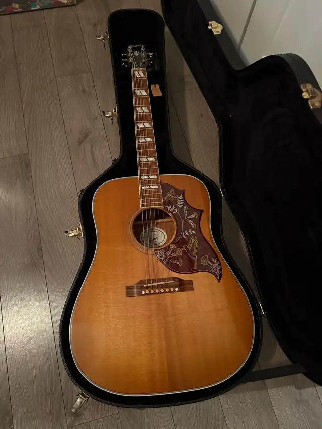 Gibson Hummingbird Standard in Guitars in City of Montréal - Image 2