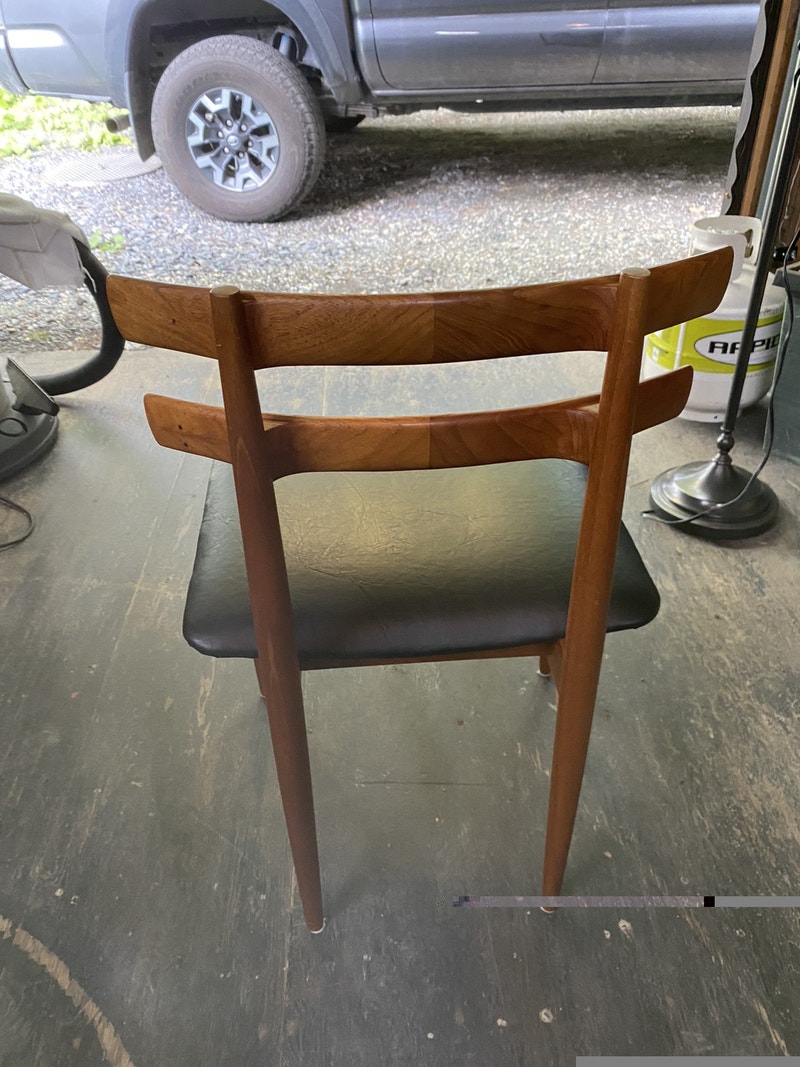Table en pin une chaise de bureau en teck. Mobilier de salle à manger et cuisine Sherbrooke