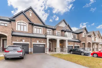 Welcome to 1311 Chee Chee Landing, Milton. This well-appointed home features a functional open-conce...