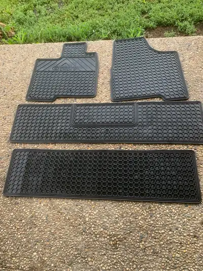 For sale original Toyota sienna rubber floor mats, come from my 2009 Toyota Sienna, please contact