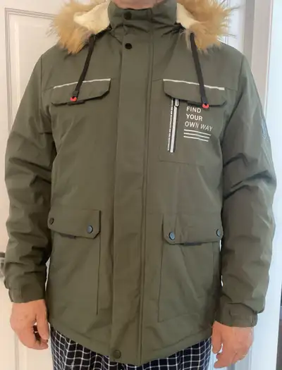 Men’s size XL. New without tags (never worn). Windproof. Adjustable wrist straps. Removable hood. Id...