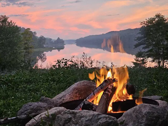 Stunning view! Spacious timber-frame overlooking Canoe Lake in Ontario in Canada - Image 10
