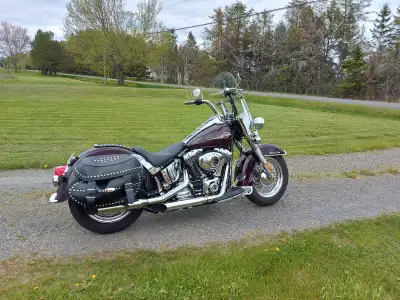 2006 HD Heritage Classic. 33,000km Like new condition. Always stored inside. Just serviced at Hardwa...