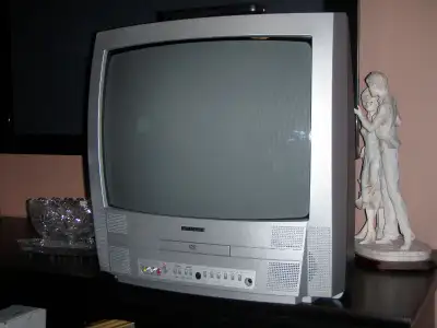 Sylvania 6520FDE 20-Inch TV / DVD Combo, View more
