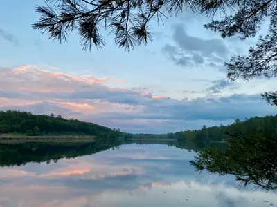 ★BEROZKO HOUSE★ 6 BEDRM FARMHOUSE, PRIVATE LAKE & 100ac FORESTRY